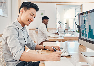 Doanh nhân châu Á phân tích dữ liệu marketing trên máy tính