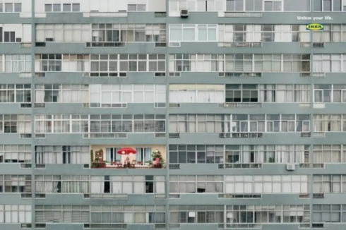 Hình ảnh “sống trong chiếc hộp” kêu gọi mở ra cuộc sống mới với nội thất IKEA. (Nguồn: Penji)