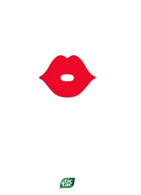 Khoảng trống giữa đôi môi tạo hình viên kẹo Tic Tac. (Nguồn: Penji)