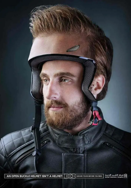 Chiếc mũ bảo hiểm không cài dây nhắc nhở về an toàn khi đội mũ. (Nguồn: Penji)