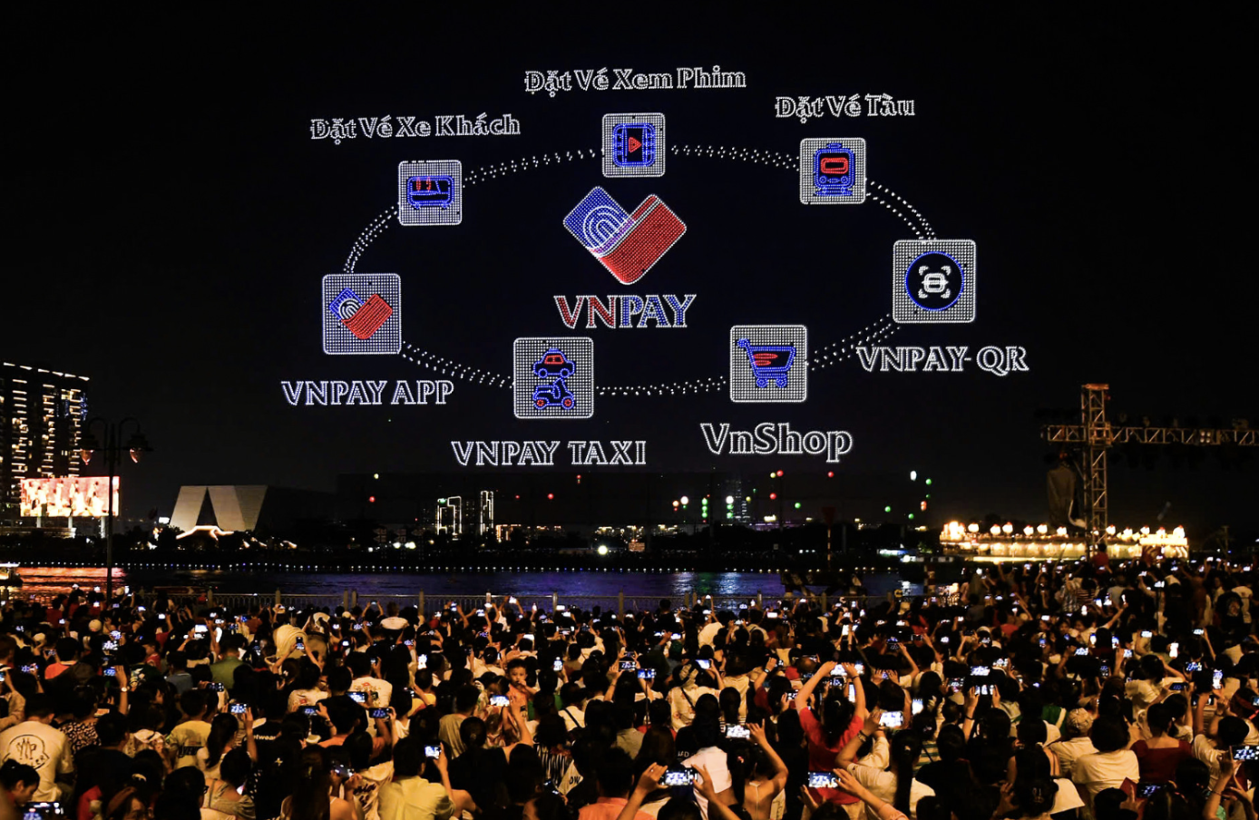 Quảng cáo của VNPay vào đêm tổng duyệt màn trình diễn drone dịp 30/4-1/5. Ảnh: Thế Sơn.